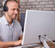 Ein Mann spielt Bubble Shooter am Computer. (Foto: AdobeStock_237773125 Andrey Popov)