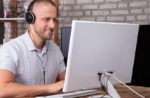 Ein Mann spielt Bubble Shooter am Computer. (Foto: AdobeStock_237773125 Andrey Popov)