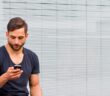 Mann mit Smartphone twittert. (Foto: AdobeStock_67590756 Jürgen Fälchle)