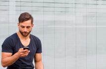 Mann mit Smartphone twittert. (Foto: AdobeStock_67590756 Jürgen Fälchle)