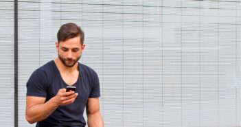 Mann mit Smartphone twittert. (Foto: AdobeStock_67590756 Jürgen Fälchle)