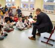 Landrat Jaschinski liest Schülern Rocky Winterfeld im Elsterschulzentrum (Foto: Pressestelle Kreisverwaltung/Tilo Wanka)