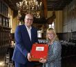 Michaela Lohaus präsentiert neues Goldenes Buch Bremens bei (Foto: Senatspressestelle)